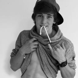 Grew up in a small town with big city dreams! :)
3 love pierce the veil, playing guitar, and my dog charlie.