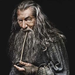 Uno de los Istari. Portador de Narya. El Gris, Peregrino Gris, Mithrandir, Olórin, Incánus, Tharkûn. Amigo de los pueblos libres. Consejero. #SpanishFakeESDLA