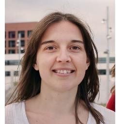 Traductora profesional de inglés, francés y portugués a español y catalán. Correctora y revisora. Enamorada de los idiomas, las culturas y los libros.