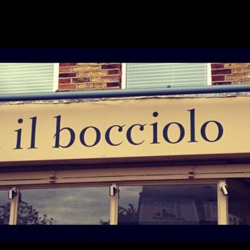 Traditional Italian restaurant near Wandsworth Common, call to reserve a table on 02088759595