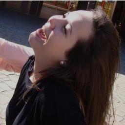 Sou feita das coisas boas que passam pela minha vida. É disso que encho o coração e a cabeça, sem espaço para ficar guardando coisas ruins !