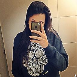 muito MIMADA ! rs ,chata,ciumenta ao extremo ,boba , mega sencível, chorona , carinhosa ! FORÇA, FÓCO & FÉ ♪