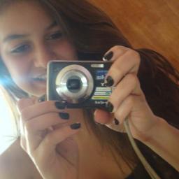 A gαtiinhα dos cabeloos 'Escuros'
♥ Que trαz juntoo de sí muiito amoor ~/
- A pequenα priincezα cheiiα de amiigoos'