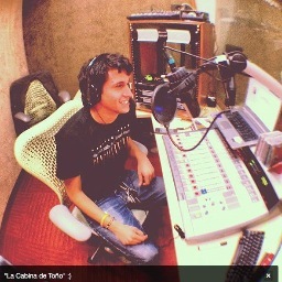 Programa de radio en el que durante una hora Toño y Elisa, sus locutores, viajan a un año en particular a explorar su música.
