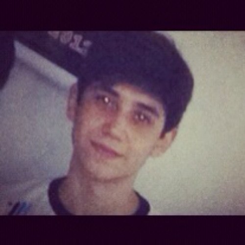 Garotinho bem legal , gosto muito de tocar violão e guitarra olha ai meu facebbok.http://t.co/R9bVmEDSU1