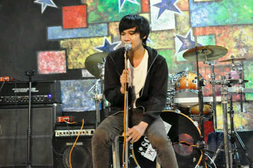 A drummer, MOGU COMMUNICATIONS Owner, HAM Radio-holic - YC1SDM.