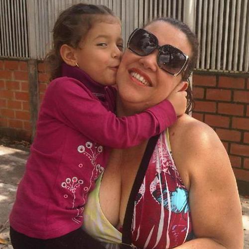 betzyara's profile picture. Sonreir no siempre significa que uno esté feliz, a veces significa que uno es fuerte.
  El que no sirve para servir, no sirve para vivir...Madre Teresa