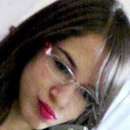 Dramática, irritante, louca, irônica, anormal, estranha, desligada, chata e muito ciumenta. Prazer, eu. :p