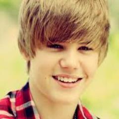 Eu sou uma menina mto feliz! Amo sorvete, milk shake, doces, amo minhas amigas e amooo o Justin Bieber! *_*