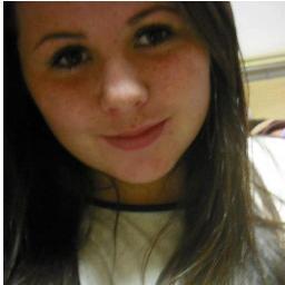 “Mania de jogar o cabelo pro lado. Menina Reservada, introspectiva e racional. Cautelosa, prefere ficar na sua, dá um passo de cada vez, e busca a estabilidade,