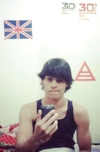 Cantor,Guitarrista e Violonista, futuro Arquiteto.