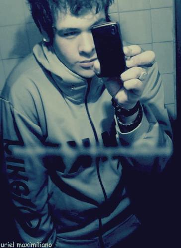 Sigo enamorado de esa niña que prometio nunca fallarme. 
Doy Follow Back. (: