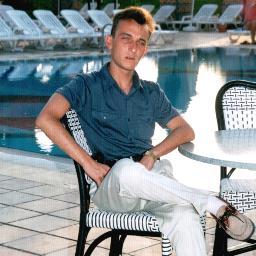 Meğer ki aşk imiş beni bağlayan hayata bu güne kadar. Her soluk aldığımda sevdayı hissettiğim içinmiş...