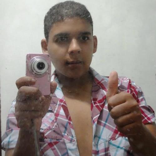 Um Cara Simples .. Não ligo muito Pra o que Faleem de Mim, pois Minha vida só Enteressa a Mim Mesmo!