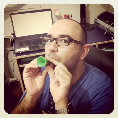 SantiDiegoRuiz's profile picture. Popero venido a menos por culpa de las oposiciones.
Cantante y compositor en el grupo de indiepop Capitán Sunrise.
Profesor de música de educación primaria.