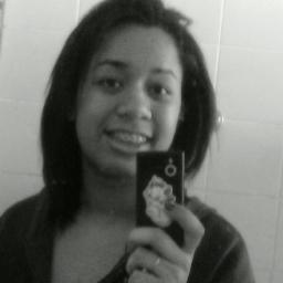 Independente , do que me disserem, respondo sempre com um sorriso. Porque ser inconveniente é comum, mas ser superior, é umα raridade .
