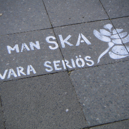 Författare med ena foten i Berlin. Saknar politiskt engagemang och solidaritetstanken i dagens Sverige. Ungefär så.