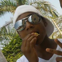 Uns tentam nos dividir, outros vem multiplicar. Uns vem pra te ver cair, outros vem te levantar. ♪♫
