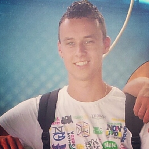 levensgenieter! sporten: skieen, tennis, voetbal. belangrijk: familie, gezelligheid, en gek doen met vrienden my life was perfect/is perfect/will be perfect ;)