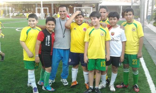 Somos una escuela de fútbol para niños entre los 5 y 15 años en la ciudad de Neiva. Bajo la asesoría del profe Dagoberto, formamos: 8 Gool escuela de fútbol.