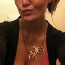 Scrivo, faccio dolci, ho due gemelle con i capelli rossi.