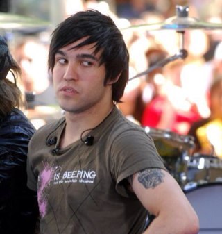 arrrsebiscuits's profile picture. im pete wentz' sassy face.