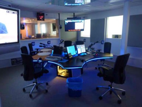 MatthieuSoldano's profile picture. Derrière un micro ou derrière un hublot.