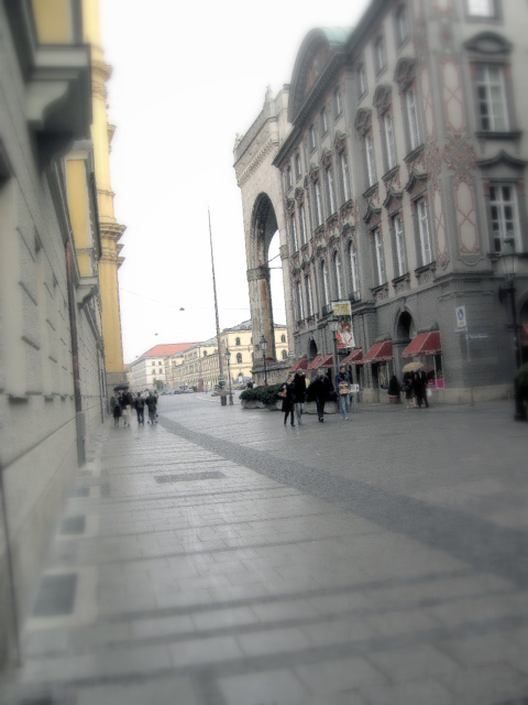 odeonsplatz's profile picture. Der Odeonsplatz ist der Mittelpunkt der Welt. Praktisch, den gleich um die Ecke zu haben.