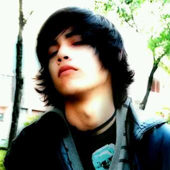 hi im micheal im a singer my lover is @EmosEatsZombies my sisters @mars0133 n @ cx_justinee_xD dont mess with them or ill kick ur ass