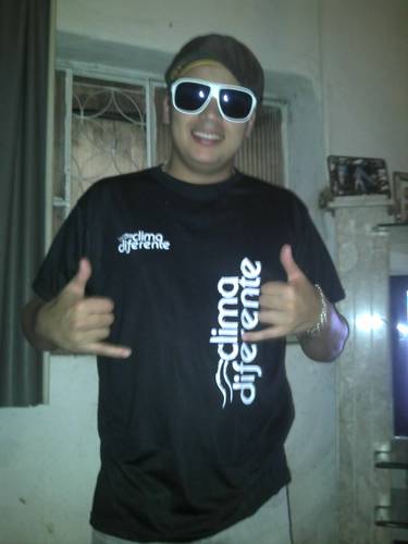 COCUM NIGHT ( Produtor ) Grupo Clima Diferente gosto muito de capoeira,pescar,soltar pipa,andar de moto,jogar bola e claro q pagodear!!!! #vemnoclimaenimim