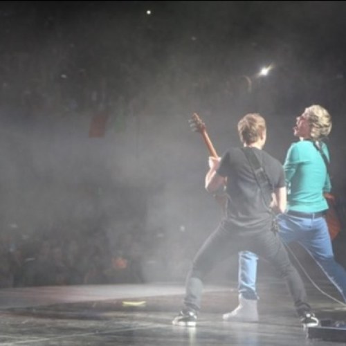 im Niall, im in one direction. i sing and play an instrument with six strings on it ! 
http://t.co/K0Zj5quafu ;)