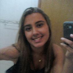 → A menina que cresceu rápido demais, de um jeito que ninguém percebeu. a menina que dá mais valor aos amigos do que a ela mesma.(♥)
