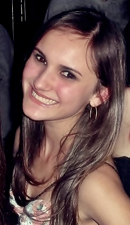 Bem, eu adoro escutar músicas, estudar, ler livros, sair com amigos, trabalhar...! Gosto de ficar em casa curtir minha família, bom, é isso!