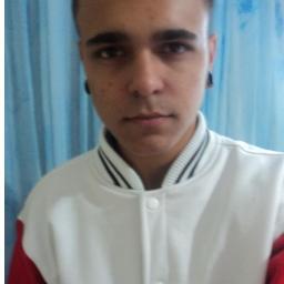Revoltado, chato, feio, introvertido, calado, anti-social, forever alone, sarcástico e adorador de café. Mas alguns gostam ou aturam por piedade. 



 ;D