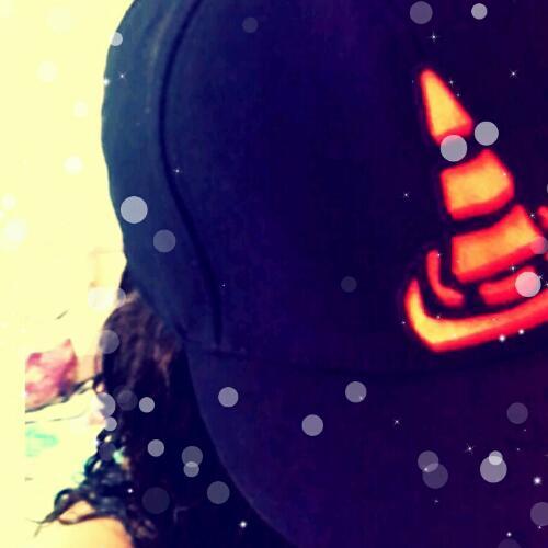 Escorpiana,31 de outubro,13 anos,twitteira,carioca,botafogo,fã da @conecrewdir e loucamente apaixonada pelo @batoreconecrew.msn:thayannelaisa@hotmail.com