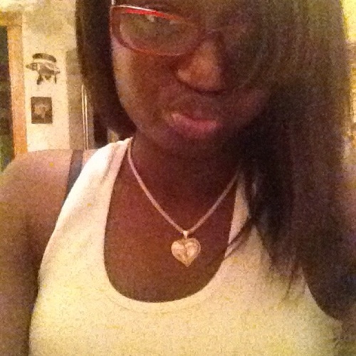 I'm a simple, cool, funny, laid back girl, drama free & sucka free & wanna keep it that way. In ❤ w| ♪music♪ & food... 23y.o college bound. Tweet Meh ❤|&|☮|✰ =)