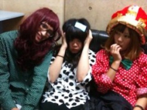 コンニチワ。
大阪で活動チュウのチョコレイトハウスと申しますデス！
Dr.vo  mico Ba.cho  tyuguuuuuu  G.cho  guuchanでがんばっておりまーす。
めろんばたけで踊ろう。

進化。→@nisemonocamera