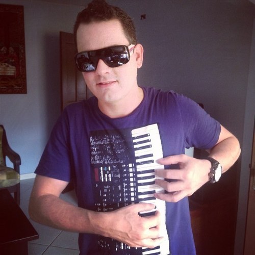 Pianista, Tecladista, Produtor Musical.... Música é Vida , Por isto Amo oque faço!! Agradeço o Dom Divino que tu me destes Meu Amado Deus!!