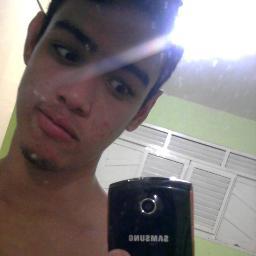 Tipo, nao vivo sem musica, amo games, vivo conectado, sou preguiçoso pra caramba, engraçado, brincalhão, esperto, ligadão em animes, cosplays e bla bla bla .