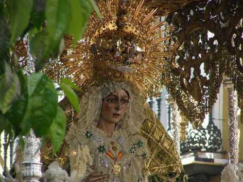 Sevillista y capillita confeso. Sarcástico e irónico cuando se necesita, bromista inconformista, jocoso total.