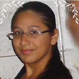 Eu sou simples!!!
Eu não chigo, eu escolaxo!!
Eu não brigo, apenas reclamo.
 Sou sincera, e amo quem me ama!!!
