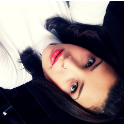 Um sorriso malicioso, um olhar penetrante e com aquela maldade. Gentileza nas palavras e cheia de boas ou más intenções. E a mente trabalhada!