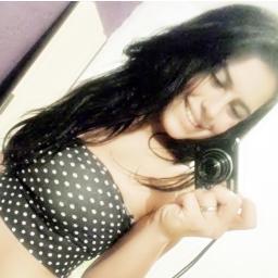 não gosta de compromisso, encanta com seu jeitinho, ela não é de ninguém mais é chegada num lancinho ♫ [..]  não é interesseira, mais quer andar bem acompanha ♫