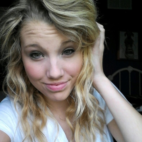 haiii im adriane. Saw R5 in concert, met them, and hugged Ross 9/3/12. if youre a directioner follow me @SillyAds