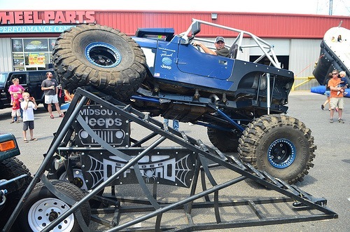 ROCK RIGS is a show that will take you on an off-road adventure like never before. It will bring you up close and personal video. http://t.co/sSQEamTXfD