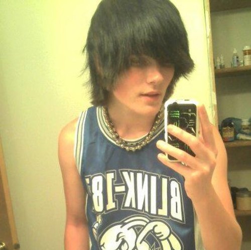 I'm Alex, I like dudes and brocoli. My sister is amazing ^-^ (@EmoLoveStory) and please dont ask for follow backs :)