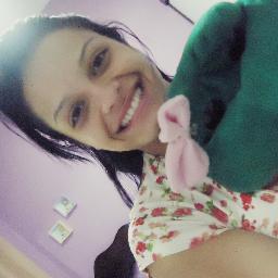 ㅤsou chata, ciumenta, orgulhosa, indecisa e tenho 1 milhão de defeitos. E você que se esforça pra ser o que não é só pra agradar os outros;