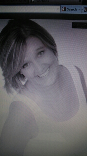 Mother of three, lover of GOD, music,photography,family and wine!!!