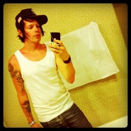 i Sing i Play i Produce i Design i Travel i Live my life to the fullest and I instagram sometimes @tonyaekarlsson