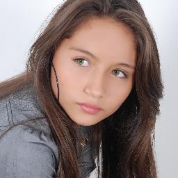 soy sincera, divertida y muy colaboradora! amo la moda, a mi familia y me facina la musica....soy diseñadora fotografica y soy hija de papi y mami.. jajaj